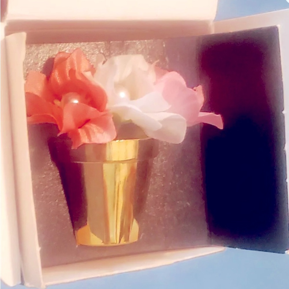 NWT Avon Pin Fabric Flowers inPot GoldTone, Peach, Pink, White wFaux Pearl 1993